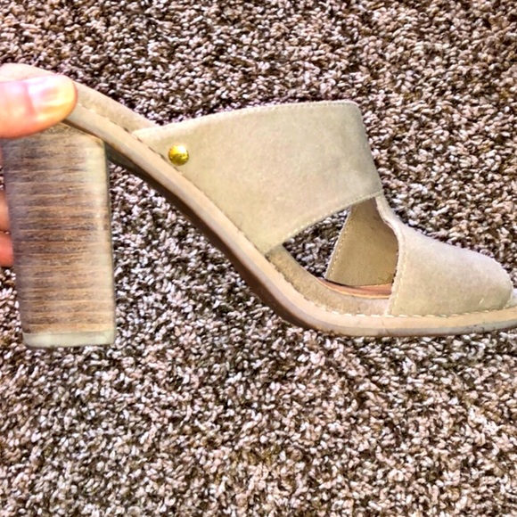 UGG Shoes Beige, Size 6 - Picture 5 of 7